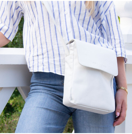 V�ska med lock och axelrem vit blixtl�s och magnetl�s i skinn