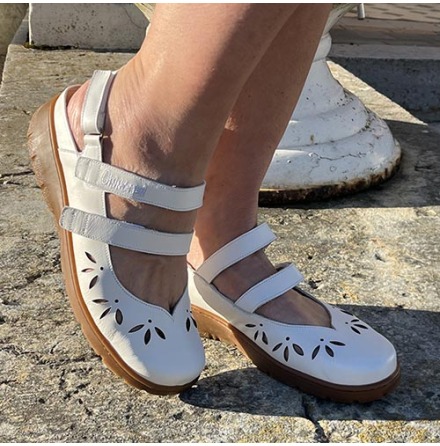 Klara vit - breda ballerinasandaler i skinn med uttagbara innersulor