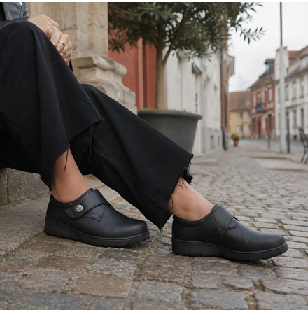 Pixie svart  - extra bred kardborresko med stretch fram f�r �mma f�tter