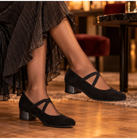 Amanda svart  - pumps med l�g klack i mocka med uttagbara innersulor